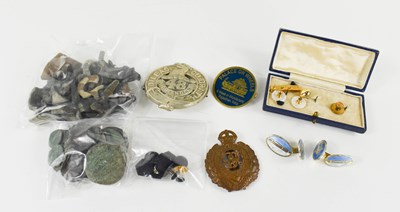 Lot 252 - A group of gentleman's accessories, including...