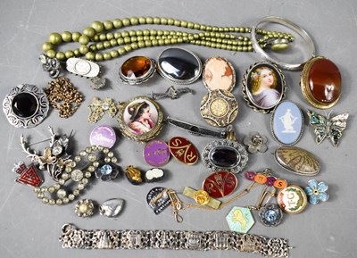 Lot 253 - A group of costume jewellery including a...