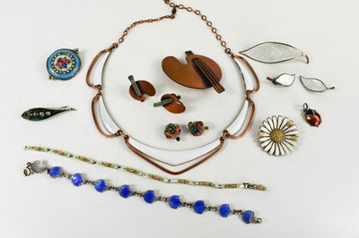 Lot 219 - A group of enamelled jewellery, with some...