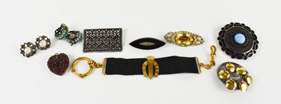 Lot 199 - A group of Victorian and later jewellery...