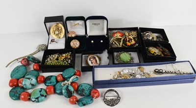 Lot 254 - A group of jewellery and costume jewellery...