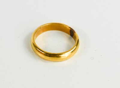 Lot 134 - A yellow metal unmarked wedding band, size W,...