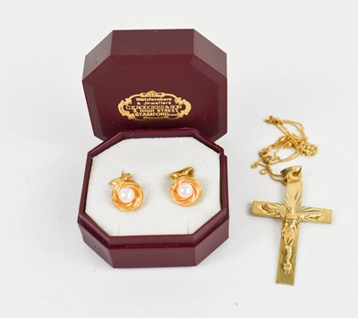 Lot 32 - A 9ct gold crucifix cross pendant and chain,...