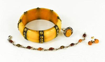 Lot 179 - A group of amber and vintage jewellery,...