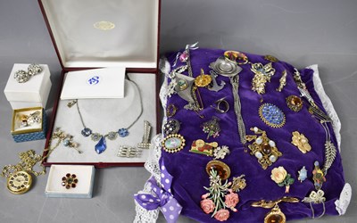 Lot 255 - A selection of vintage jewellery to include...