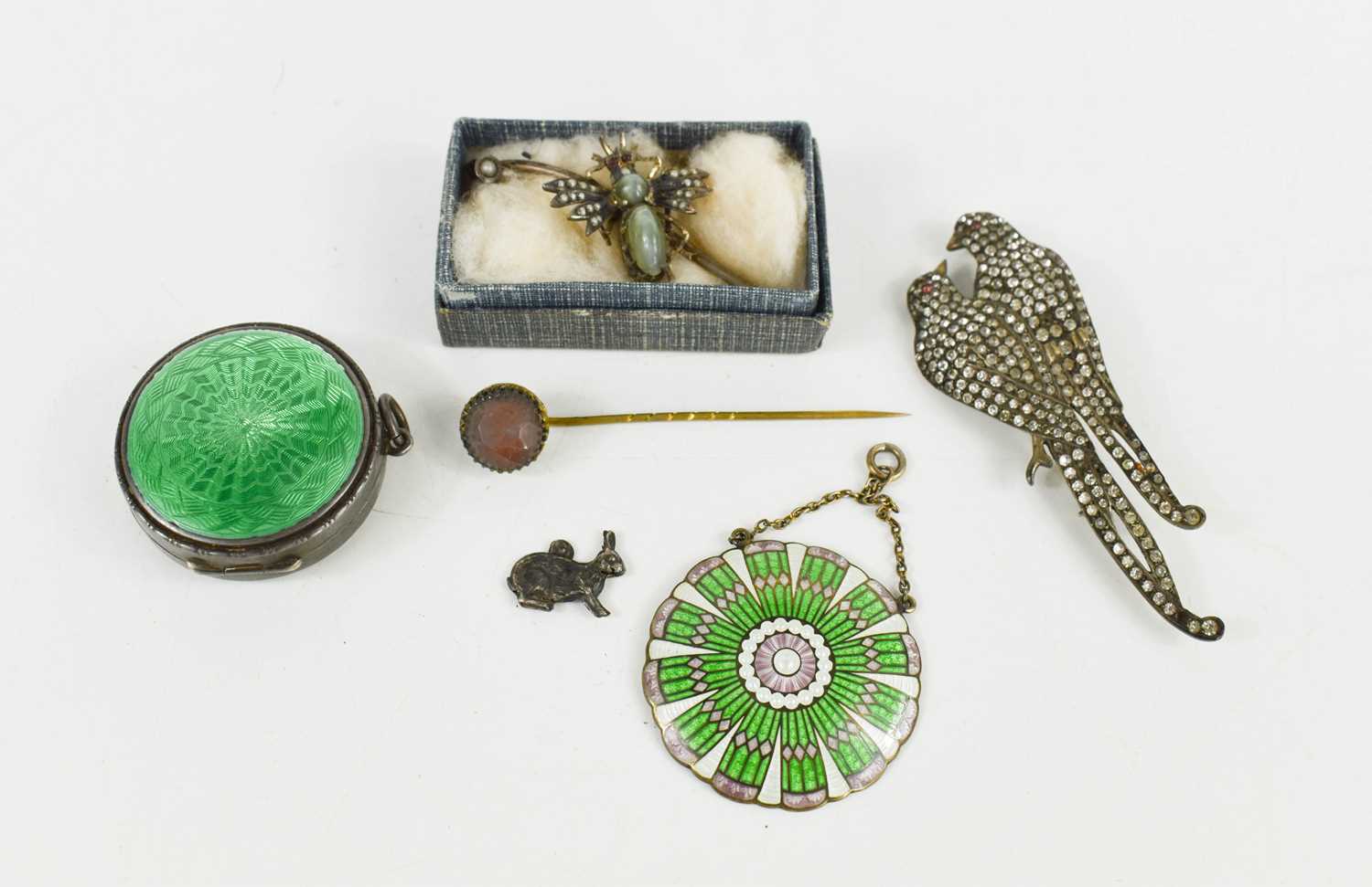 Lot 69 - A vintage brooch in the form of two birds, a...