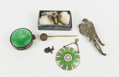 Lot 69 - A vintage brooch in the form of two birds, a...