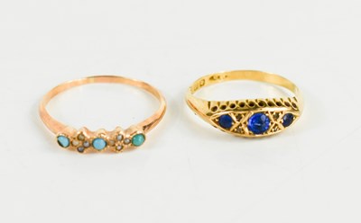 Lot 238 - An 18ct gold and blue paste set ring, size M/O,...