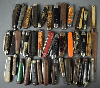 Lot 179 - A large group of vintage pocket and pen knives...