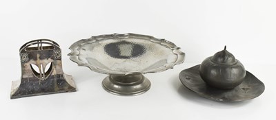 Lot 289 - A group of metal wares, comprisiing a pewter...