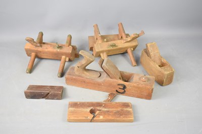 Lot 318 - A group of woodworking planes.