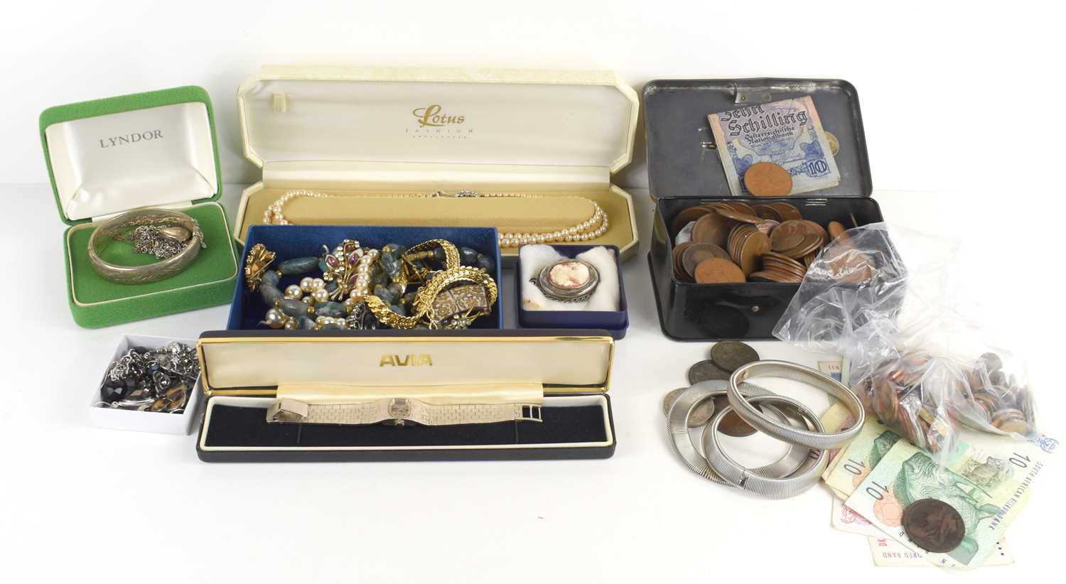 Lot 52 - A group of silver and costume jewellery...