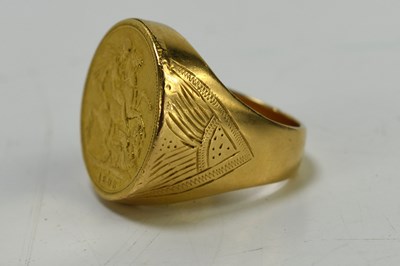 Lot 48 - An 18ct gold ring set with a Queen Victoria...