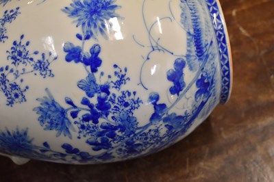 Lot 136 - A pair of Chinese blue and white vases, of...
