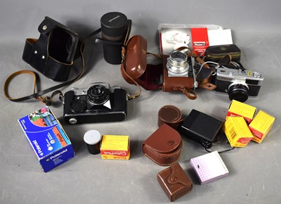 Lot 220 - A group of vintage cameras and accessories to...