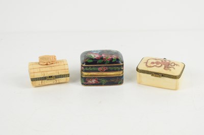 Lot 397 - A group of 20th century small trinket or snuff...