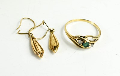 Lot 90 - A 9ct gold ring set with green and white...