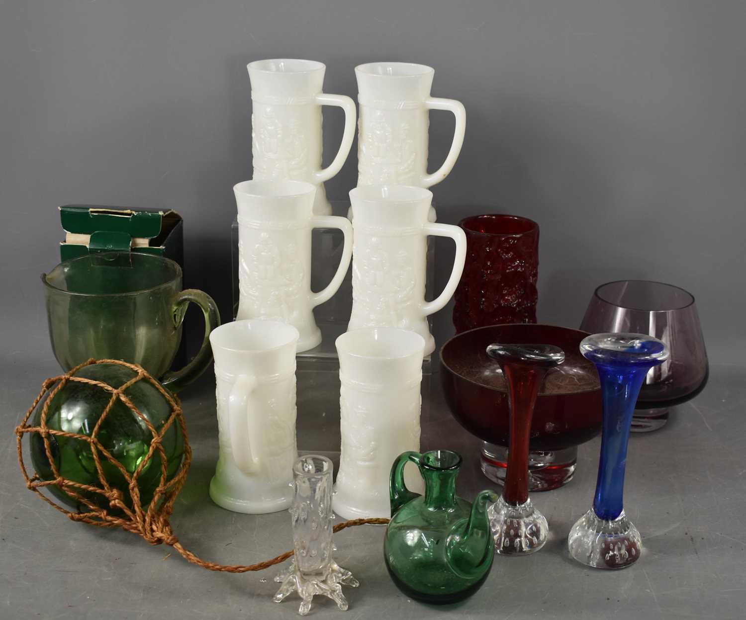 Lot 332 - A group of vintage glassware to include opaque...