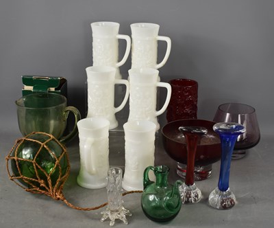 Lot 332 - A group of vintage glassware to include opaque...