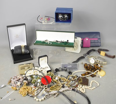 Lot 241 - A selection of jewellery to include a 9ct...