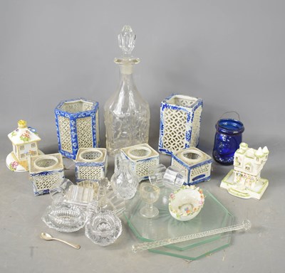 Lot 320 - A selection of ceramics and glass, to include...