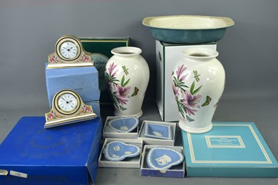 Lot 305 - A group of ceramics to include two boxed...