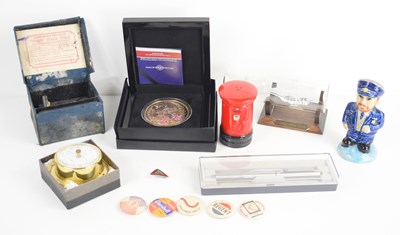 Lot 173 - A group of collectables to include a 24ct gold...