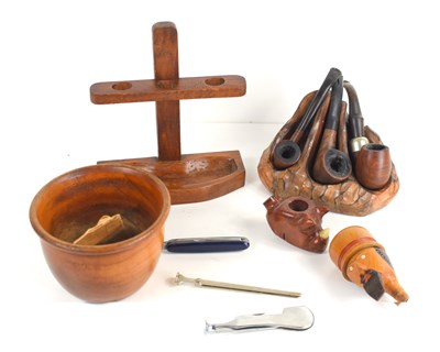 Lot 217 - A group of smoking pipes to include an example...