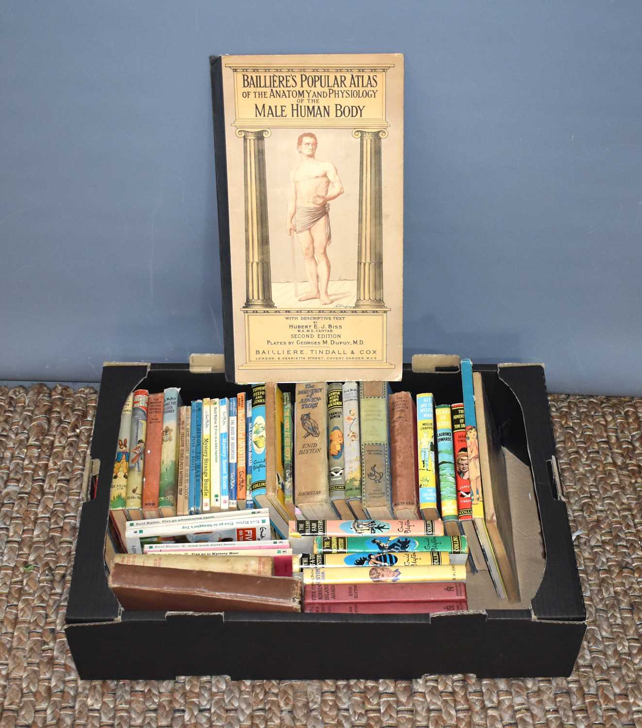 Lot 105 - A collection of collectable books to include