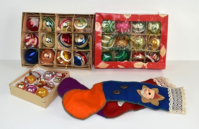 Lot 123 - A group of vintage Christmas decorations...