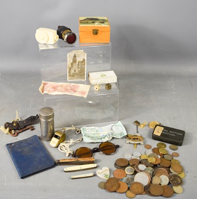 Lot 202 - A selection of collectables to include mother...