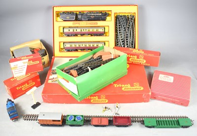 Lot 141 - A Tri-ang RS.1 00 gauge passenger train set,...