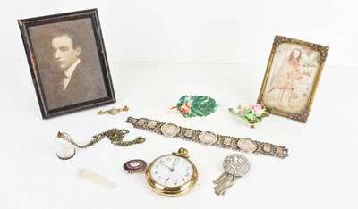 Lot 386 - A group of costume jewellery and collectables,...