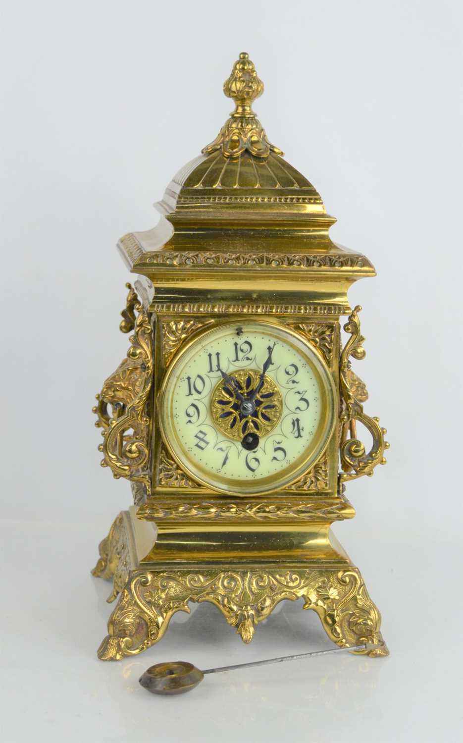 Lot 321 - An early 20th century brass mantle clock