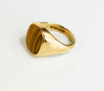 Lot 139 - A gentleman's 9ct gold and tiger's eye signet...