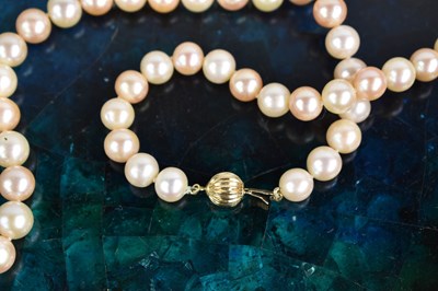 Lot 35 - A cultured pearl necklace in alternating cream...