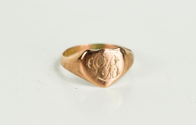 Lot 222 - A 9ct gold shield shaped signet ring, size J,...