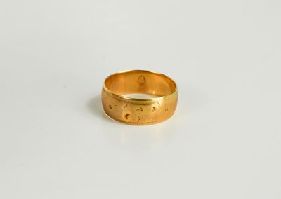 Lot 99 - An 18ct gold wedding band, size M, 3.83g.