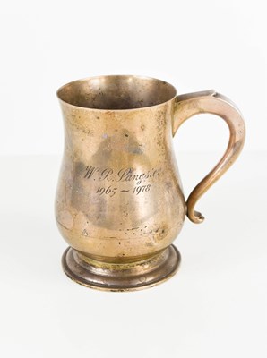 Lot 419 - A silver tankard, engraved to W R Sangster...