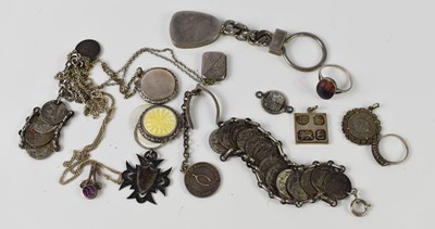 Lot 143 - A selection of jewellery to include a Blue...