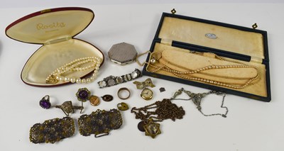 Lot 145 - A selection of jewellery to include a wedding...