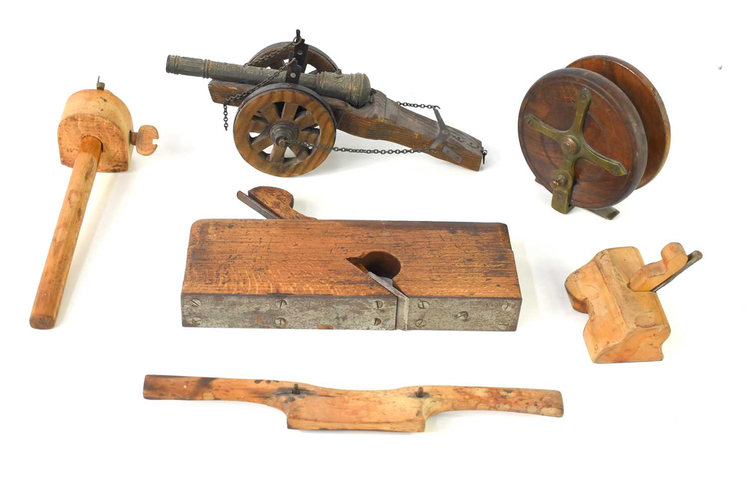 Lot 251 - A group of vintage woodworking tools...
