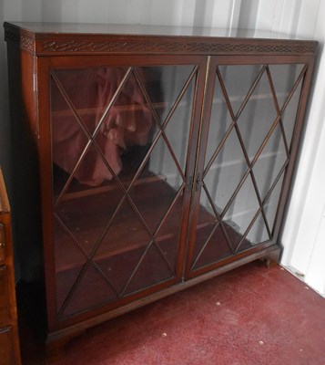 Lot 528 - A 20th century mahogany display cabinet /...