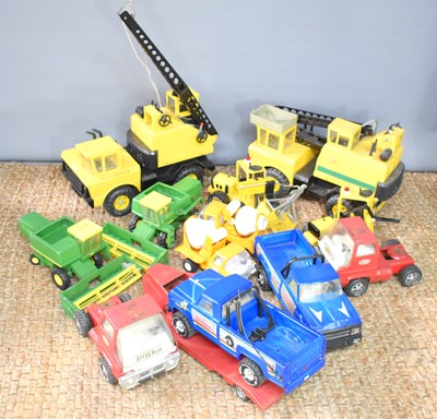 Lot 401 - A group of Tonka metal toys to include a...