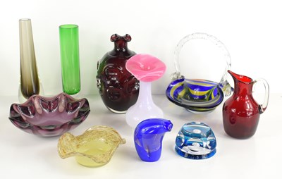 Lot 60 - A group of art and studio glass including a...