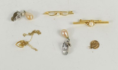 Lot 186 - A group of 9ct gold and pearl jewellery,...