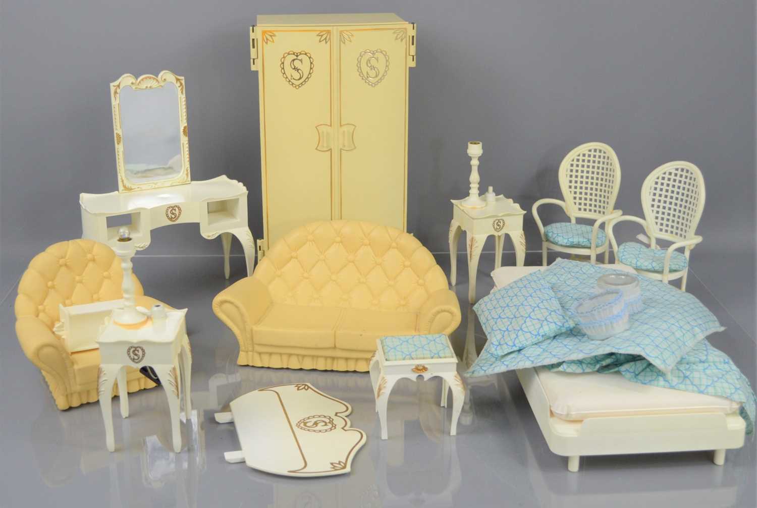 Lot 485 - A group of vintage Sindy furniture