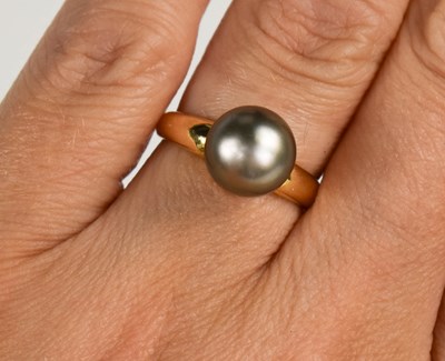 Lot 19 - An 18ct gold and pearl dress ring, the grey...