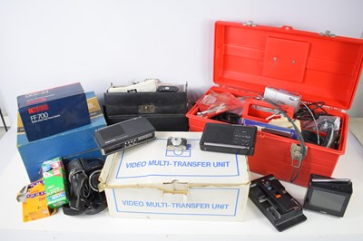 Lot 435 - A collection of cameras, photographic...