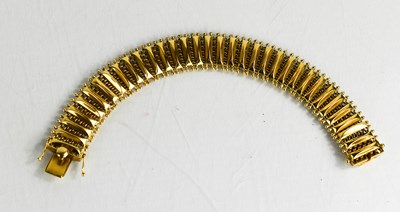 Lot 76 - An 19ct gold bracelet, composed of chainlink...